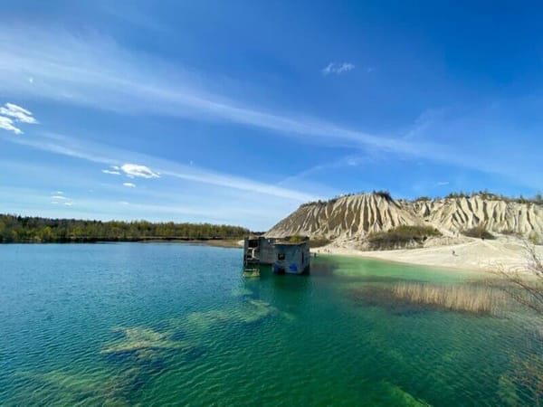 Turismo na Estônia: Rummu Karjäär, a antiga pedreira que abriga uma prisão abandonada submersa