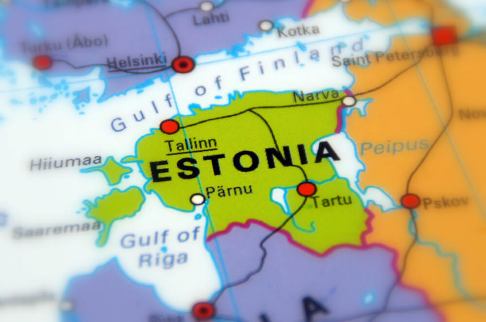A Estônia fica na Europa e junto de Letônia e Lituânia formam o que chamamos de Países Bálticos.
