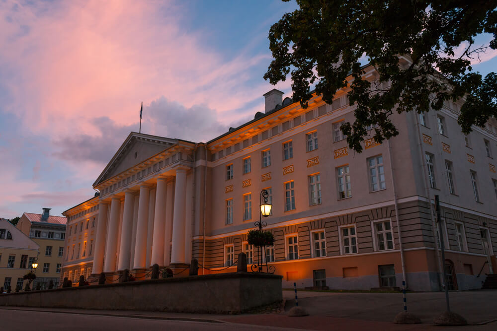 Foto da Universidade de Tartu, segunda maior cidade da Estônia